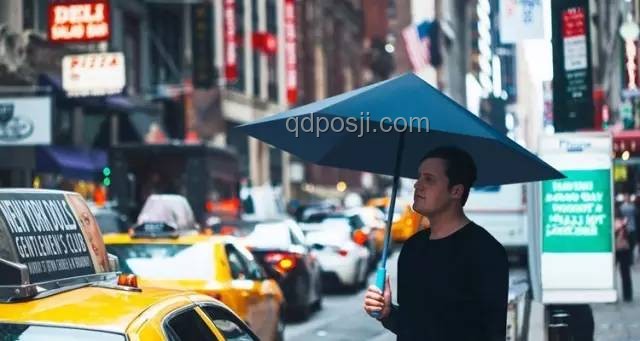 雨中撑伞新喻：母爱的创新启示录，跨界共筑爱心伞幕